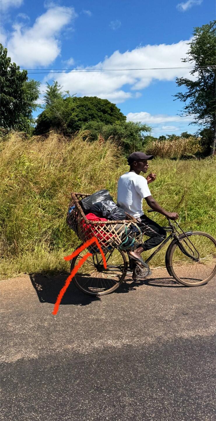 Typisch sambisches Lastenfahrrad. Alles wir diesem großen Korb transportiert.