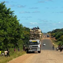 Das ist ein Aufkäufer von Tabak. In den Ballen stecken Tabakblätter. Das wervollste Gut der Region.