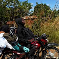 Wohin des Weges? Wie wissen wissen nicht. Hoffentlich nicht so ernst wie sie dreinschaut.