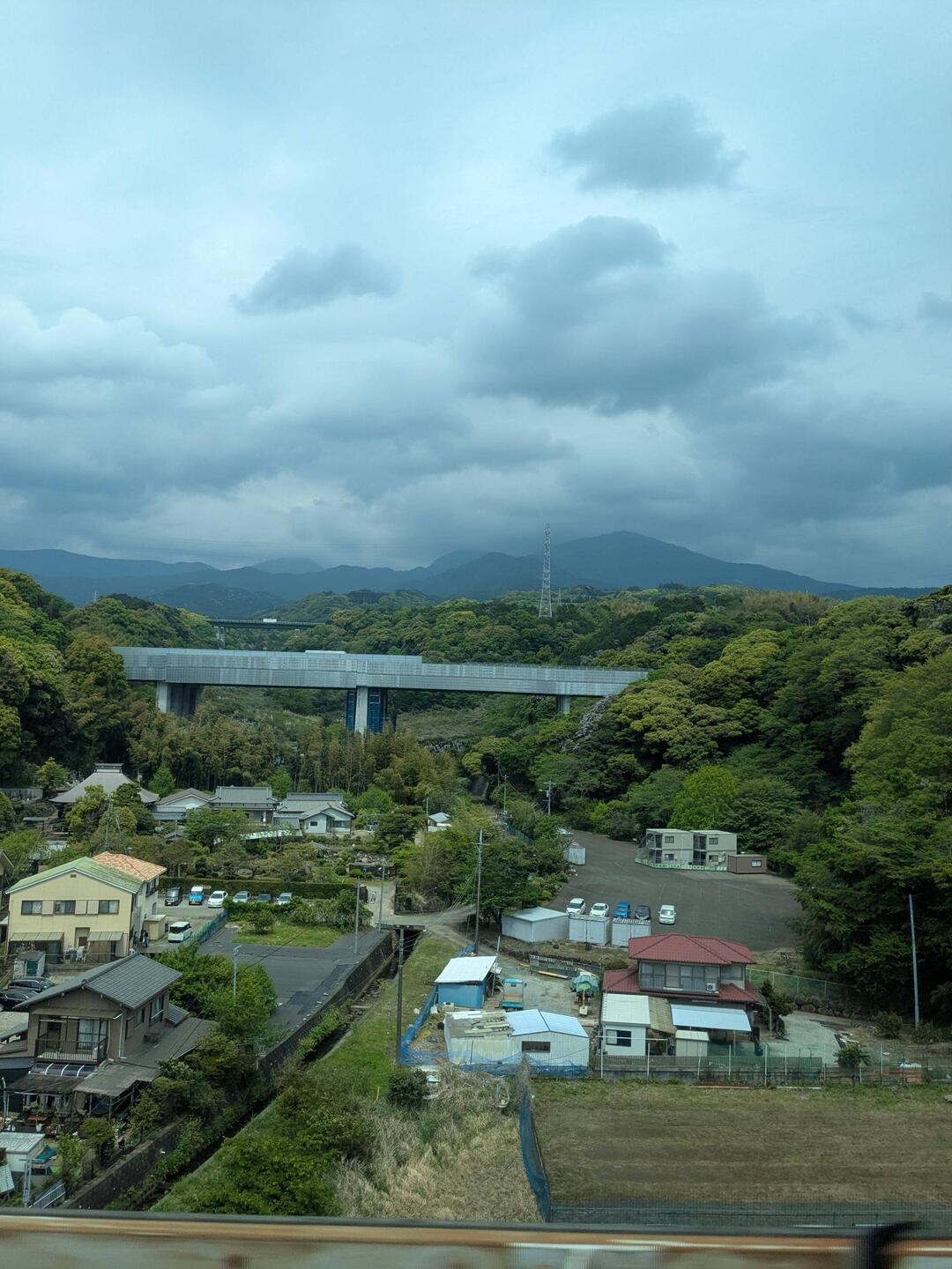 Vue du shinkansen, le mont fuji 🗻 derrière les nuages