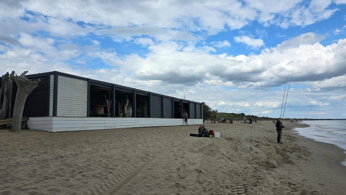 Die Strandbar wird gerade aufgebaut