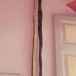 und zwischen Badtür und Fenster