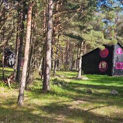 Interessantes Haus... (im Hintergrund ein zweites)