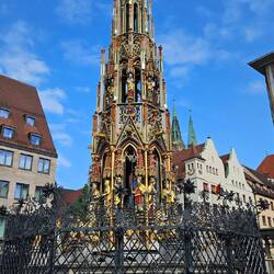Um den sog. "Schönen Brunnen" (14. Jh.) findet im Dezember der berühmte Christkindlmarkt statt.