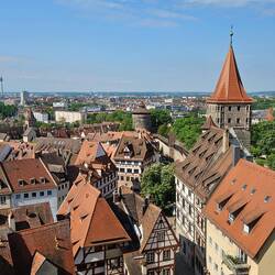 Blick auf die Nürnberger Altstadt mit fast komplett erhaltener Stadtbefestigung