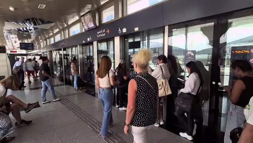 Zuerst mit der Metro