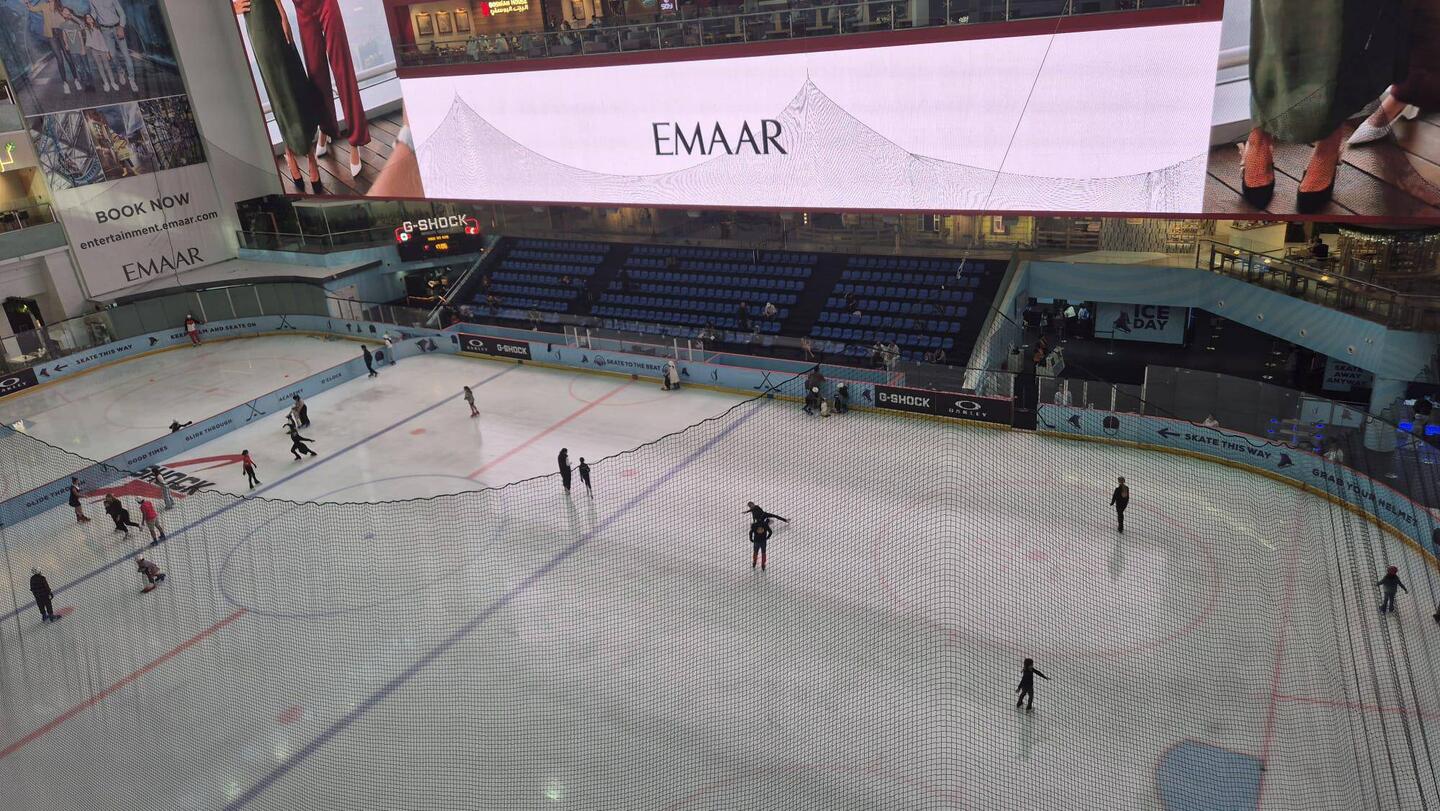 Abend nochmal in die imposante Dubai Mall, mit Eisbahn