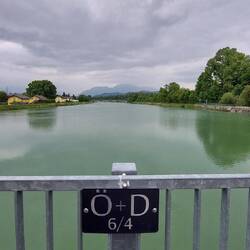 Die aufgestaute Saalach und im Hinterund rücken langsam die Berge in den Fokus.