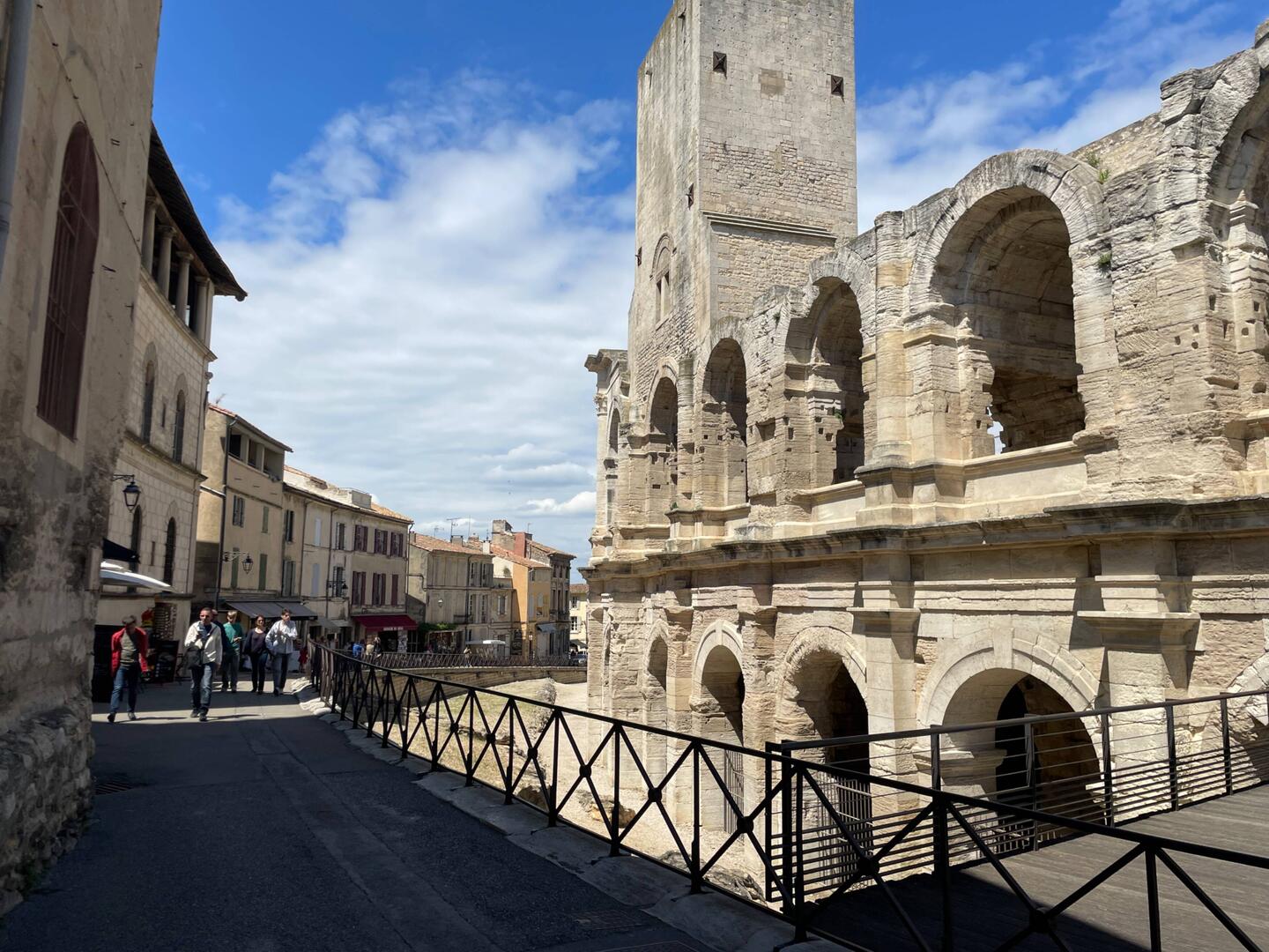 Römisches Amphitheater mit mittelalterlichen Türmen