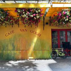 Dann hat er ein Cafe eröffnet… oder so