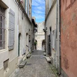 Eine hübsche Gasse mit Blick aufs Amphitheater