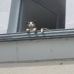 ...ein Fensterkätzchen...aus Ton...
