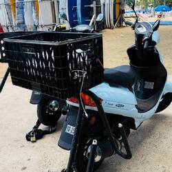 So eine Vorrichtung an der Vespa haben wir noch nie gesehen. Für was die wohl ist 🤔?