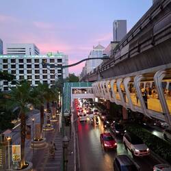 Rechts unterhalb der Bahntrasse der Skywalk, der die Stationen Chidlom und Siam verbindet