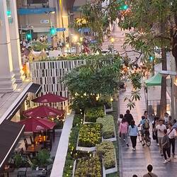 Blickrichtung zum Erawan Schrein zu ebener Erde