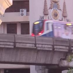 Bisschen verwackelt der Zug der BTS, der da gerade um die Ecke biegt in Richtung des Chao Praya