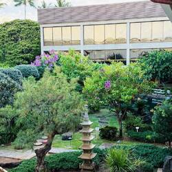 Offen gestalteter Flughafen mit kleinem Park