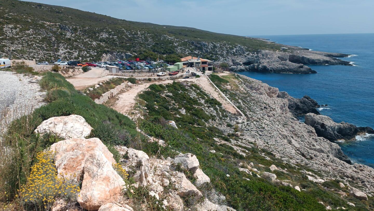 Parkplatz & Taverne bei Limnionas