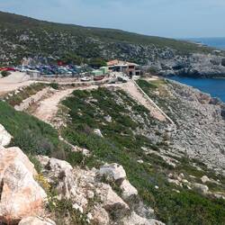Parkplatz & Taverne bei Limnionas