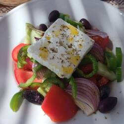 ... mit gutem Greek Salad 👍 ...