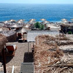 Schirme und Liegen warten auf die Gäste - kostenlos!