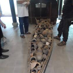 Objets trouvés dans la rivière des Parfums et achetés par la famille.