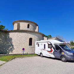 Standesgemäß Parkplatz am Tempel