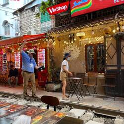 Balancieren auf den Schienen. Die Leute kommen auf komische Ideen.