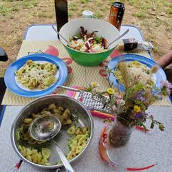 Sveže testenine z gamberi in solato.