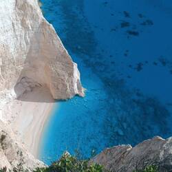 Mit Selfie-Stick auf Höhe der Abbruchkante