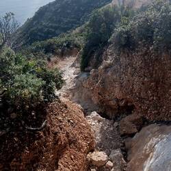 Etwas weniger gepflegt. Im Hintergrund sieht man den Grat, auf dem die letzten Meter verlaufen!