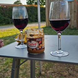 Zum Ausklang des Tages... Rotwein und Pindakaas von Hanni und Joel