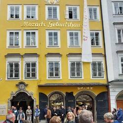 Unsere Stadtführerin zeigt uns das Geburtshaus von Mozart....