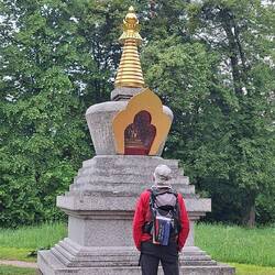 "The source of all happiness is our mind", so steht es dort oben geschrieben.