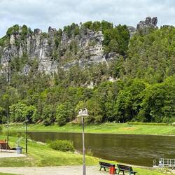 Blick auf die Bastei in Rathen an der Elbe