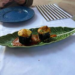 Mit Bier und Tapas. (Hier: mit Hackfleisch gefüllte, überbackene Zucchini)