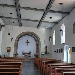 Katholische Kirche, erstmalig als Kapelle um 800 ad erwähnt. Spannend ist die niedrige Decke.