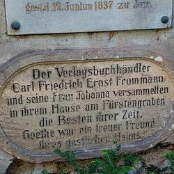 Innige Grabinschriften zeugen von feinsinnigen Beziehungen