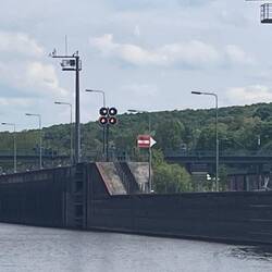Schleuse Saarbrücken, Unterwasser, Tor offen, aber Einfahrt gesperrt, Wartezeit ungewiss