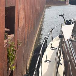 Vor der Schleuse Saarbrücken im Unterwasser festgemacht - Abwarten, bis es grün wird