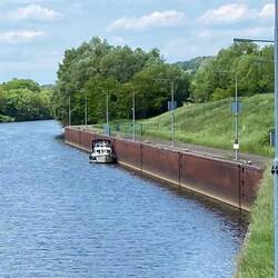 Warten vor der Schleuse Saarbrücken