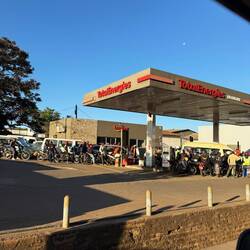 ...aber wenn's gibt, dann rammelt alles was einen Verbrenner hat dorthin und belagert die Tanke..