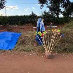 Gut und bunt geschrubbt will auch der Malawische Haushalt sein.