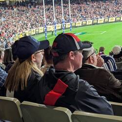 Die Fans der beiden Mannschaften ...