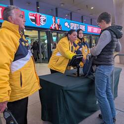 Aber erstmal Taschenkontrolle bei suspekten Personen ...