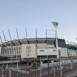 im Melbourne Cricket Ground, eines der größten Stadien der Welt (~100.000 Plätze).