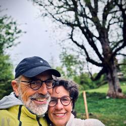 Mittelalte Pärchen im Berner Oberland: so jut drauf!