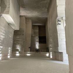 Ohne Multimedia-Bestrahlung sah der ehemalige Steinbruch aus wie in Minecraft gebaut