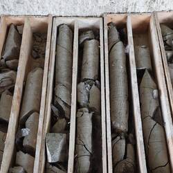 ...das sind ja Bohrkerne, aber was machen die da?🤔