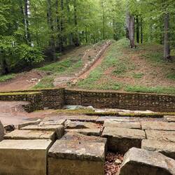 Diese bearbeiteten Steine liegen seit vielen, vielen Jahrhunderten hier